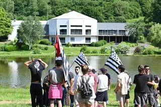 BANQUET BRETON DU RN DANS LES CÔTES-D’ARMOR : 130 MANIFESTANTS SUR PLACE, MALGRÉ L’INTERDICTION PRÉFECTORALE