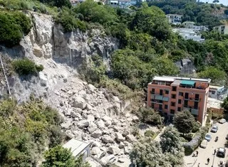 EN IMAGES. SÉISME PRÈS DE NAPLES : 300 PERSONNES ÉVACUÉES, DE NOUVELLES SECOUSSES POSSIBLES