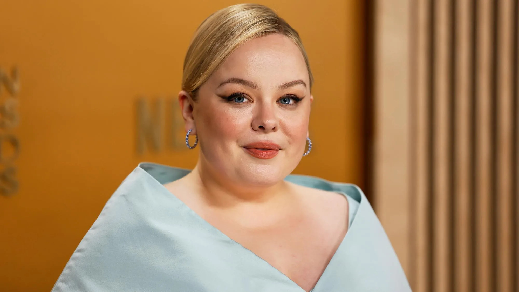EN SOUTIEN AUX ÉTUDIANTS DE GAZA, NICOLA COUGHLAN DE « BRIDGERTON » LANCE UNE LEVÉE DE FONDS