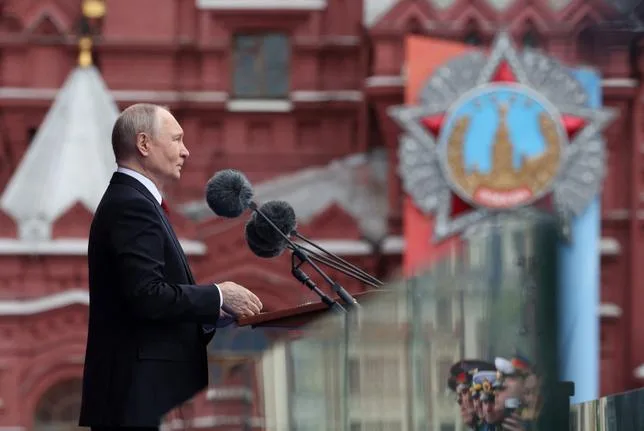 À MOSCOU, UNE PARADE RESTREINTE QUI ILLUSTRE LE “MOMENT DE VULNÉRABILITÉ” DE POUTINE