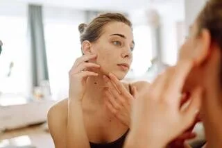 QU’EST-CE QUE LA DERMATILLOMANIE, CE TROUBLE PSYCHOLOGIQUE OÙ L’ON S’ABÎME LA PEAU ?