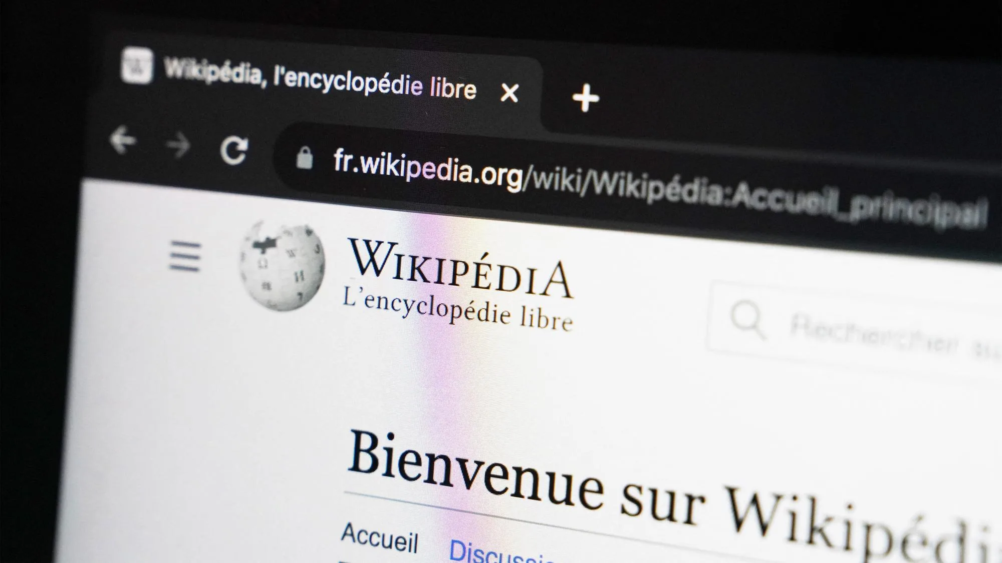 LE COFONDATEUR DE WIKIPÉDIA DIT NE PAS FAIRE « ASSEZ » CONFIANCE À L’IA… MAIS N’EXCLUT PAS DE TRAVAILLER AVEC
