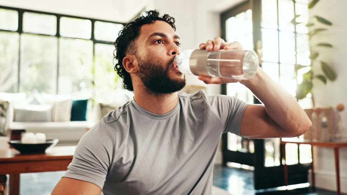EAU, JUS DE FRUITS, CAFÉ, ALCOOL : QUELLES BOISSONS PRIVILÉGIER OU ÉVITER PENDANT LA CANICULE ?