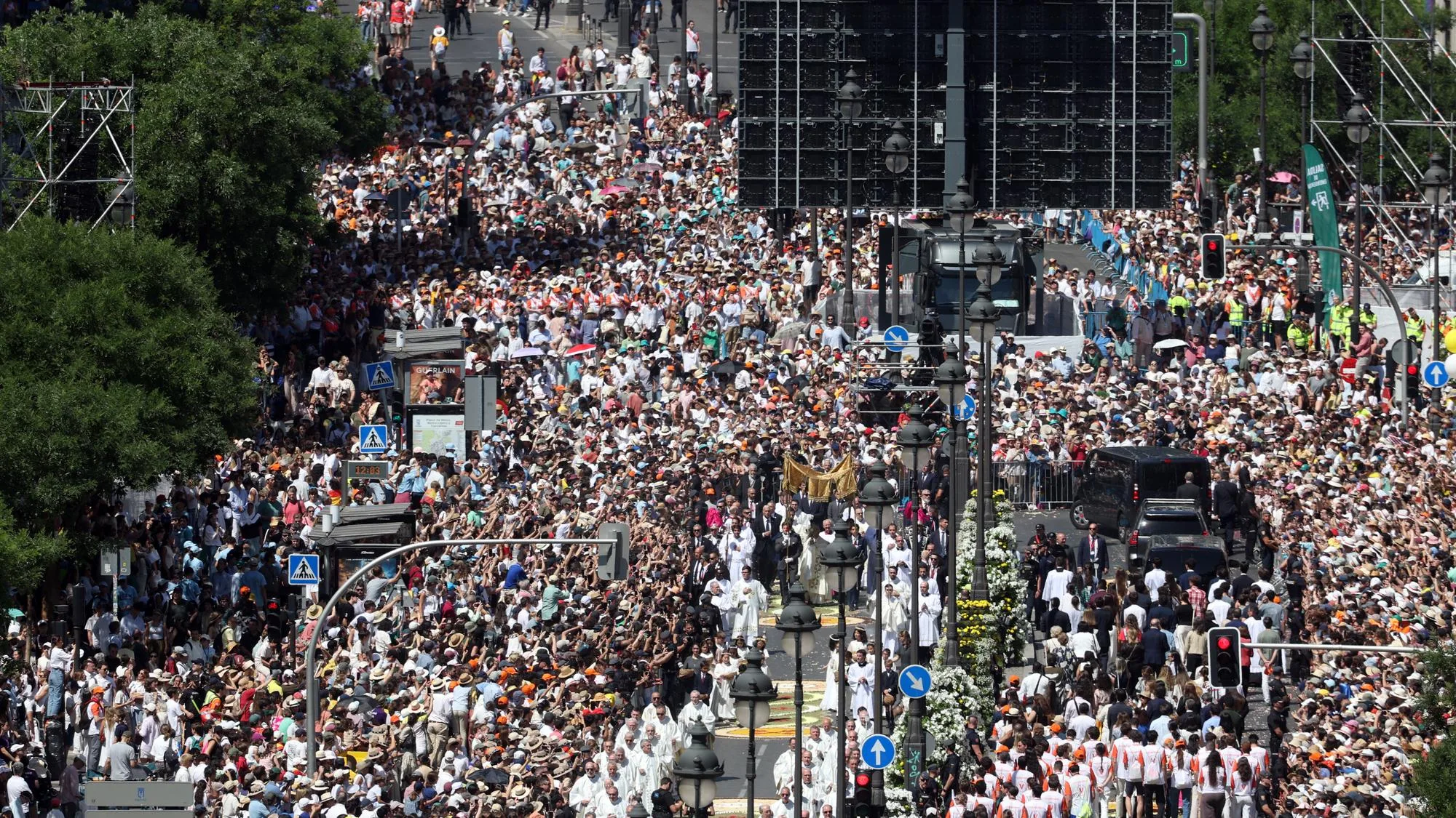 EN ESPAGNE, LA MESSE GÉANTE DU PAPE LÉON XIV À MADRID DONNE UN AVANT-GOÛT DE SA VISITE EN FRANCE