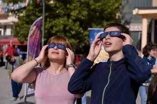 ÉCLIPSE SOLAIRE 2026 : QUELLES LUNETTES CHOISIR POUR LA REGARDER EN TOUTE SÉCURITÉ LE 12 AOÛT PROCHAIN ?