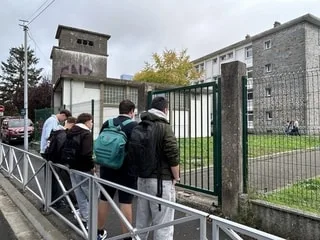 À L’AIDE DE SON BRIQUET, UNE JEUNE MET LE FEU À DE L’ESSENCE DÉVERSÉE DANS LE COULOIR D’UN LYCÉE, À SAINT-NAZAIRE