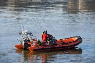 SA VOITURE TOMBE DANS UN ÉTANG PRÈS DE NANTES : LES SAUVETEURS AQUATIQUES SAUVENT LE CONDUCTEUR