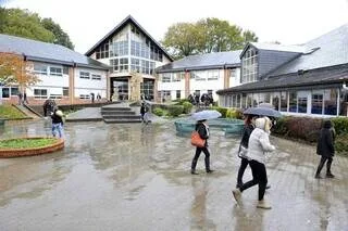 ENQUÊTE. « UN GÂCHIS D’ARGENT PUBLIC » : DANS LES COLLÈGES ET LYCÉES BRETONS, LE BOULET DES LOGEMENTS DE FONCTION