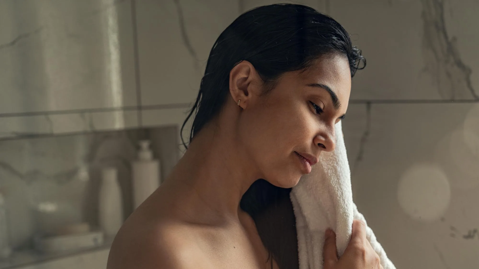 POURQUOI IL EST IMPORTANT DE SE SÉCHER APRÈS LA DOUCHE (MÊME EN TEMPS DE CANICULE)