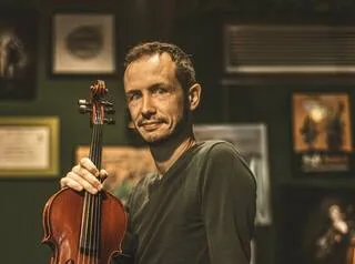 GANT AR RAKTRES PAUN EN DEUS C’HOANT JONATHAN DOUR « DEGAS UN DRA NEVEZ D’AR SONEREZH HENGOUNEL »