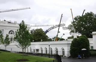 MMA. L’OCTOGONE POUR L’UFC MAISON BLANCHE COMMENCE À ÊTRE INSTALLÉ