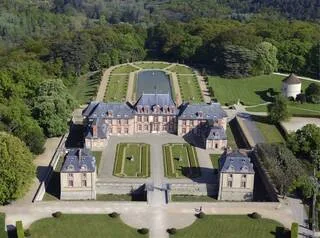 À MOINS D’UNE HEURE DE PARIS, CE MAGNIFIQUE CHÂTEAU DU XVIIE SIÈCLE ABRITE L’UN DES PLUS BEAUX JARDINS DE FRANCE