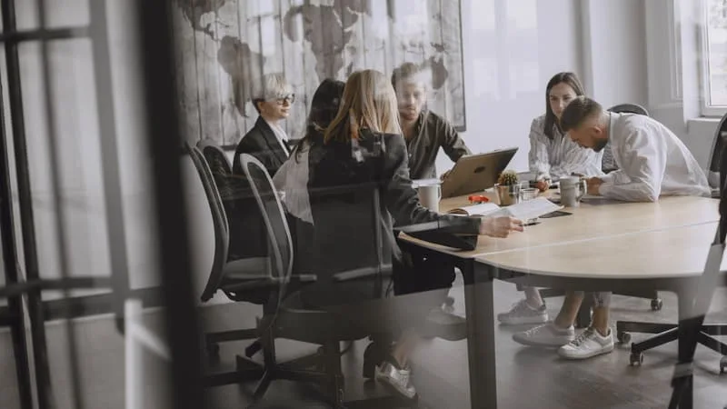 IL BAISSE DANS LE PRIVÉ MAIS AUGMENTE DANS LE SECTEUR PUBLIC: STABLE AU PREMIER TRIMESTRE, L’EMPLOI SALARIÉ ÉCHAPPE ENCORE AUX CONSÉQUENCES DE LA GUERRE AU MOYEN-ORIENT