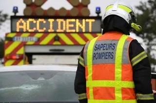 QUATRE BLESSÉS DONT UN GRAVE DANS UNE COLLISION ENTRE DEUX VÉHICULES DANS LA SARTHE