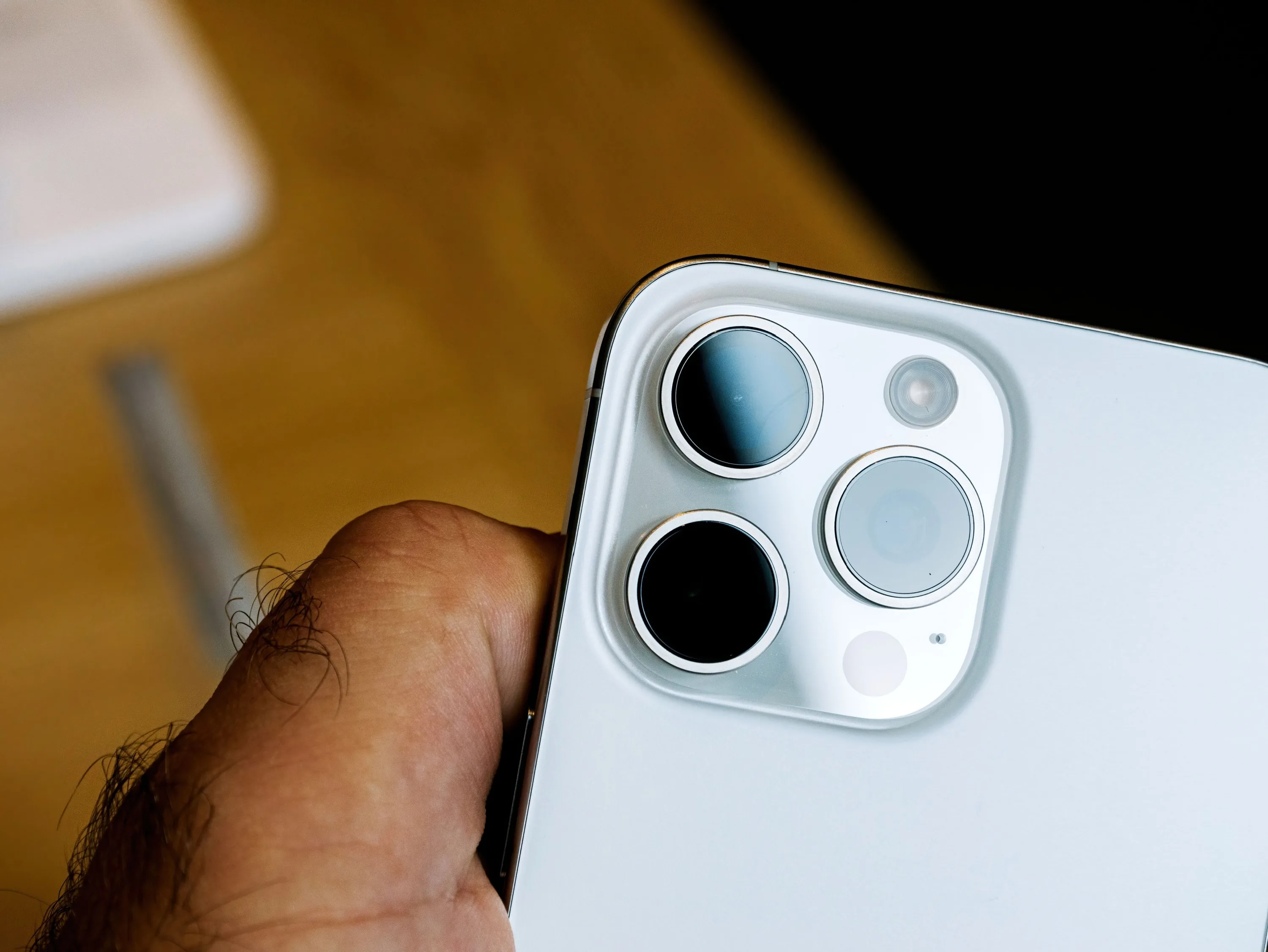IPHONE 18 PRO : APPLE PRÉPARERAIT UNE VRAIE NOUVEAUTÉ PHOTO, MAIS ELLE POURRAIT LUI COÛTER TRÈS CHER