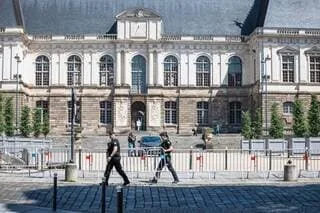 LOYAUTÉ, TATOUAGE, GROUPE CRIMINEL NÉ DANS LES GOULAGS : QUI SONT LES TUEURS AUX TROUSSES DU BLOGUEUR ATTAQUÉ À NANTES ?