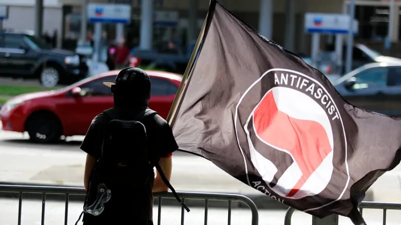 « UN REGAIN D’ACTIVITÉ »: LES ÉTATS-UNIS ORGANISENT UNE CONFÉRENCE POUR INTERNATIONALISER LA LUTTE CONTRE LE « TERRORISME D’EXTRÊME GAUCHE »