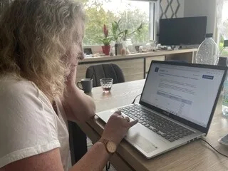 « ÇA ME RÉVOLTE »: ATTEINTE DE LA MALADIE DE CROHN, ELLE SE DÉSOLE DES NOUVELLES RÈGLES DE REMBOURSEMENT DES MÉDICAMENTS