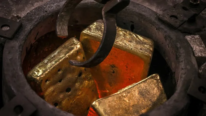 LE COURS DE L’OR A CHUTÉ DE 5.500 À 4.000 DOLLARS L’ONCE EN QUELQUES MOIS: LES INVESTISSEURS SE DÉTOURNENT DU MÉTAL PRÉCIEUX PAR CRAINTES DE HAUSSES DES TAUX D’INTÉRÊTS DES BANQUES CENTRALES