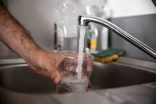 LA POLLUTION DE L’EAU POTABLE EN FRANCE AUX PESTICIDES ET AUX PFAS EST UNE « MENACE SYSTÉMIQUE », ALERTENT DES MÉDECINS