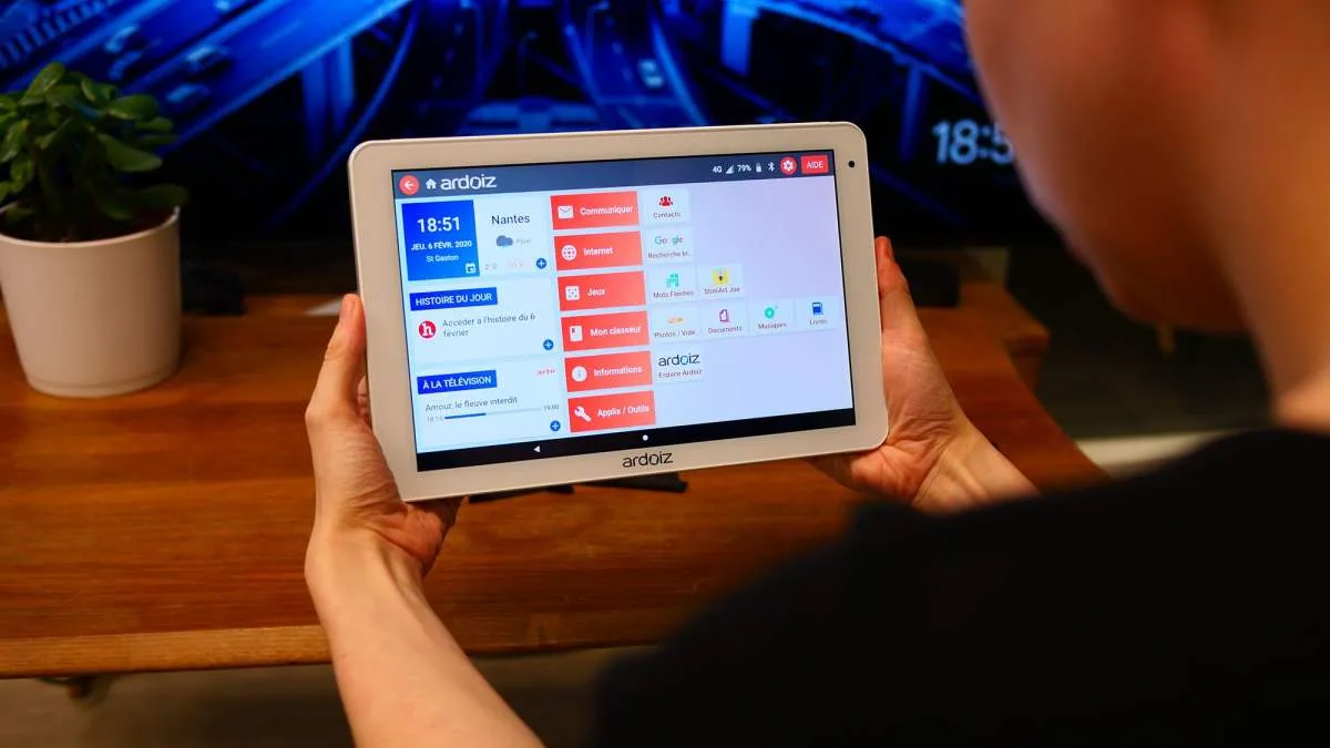 LA POSTE DÉBRANCHE ARDOIZ, SA TABLETTE DÉDIÉE AU SENIOR
