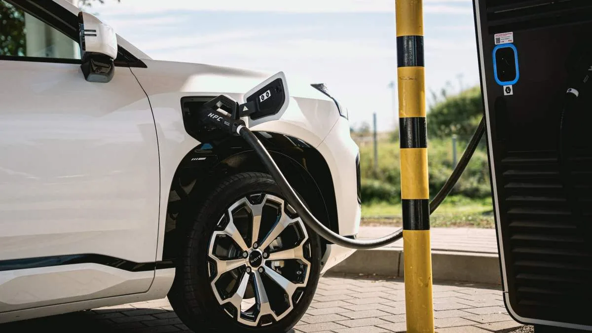 ENVIRON 270 € PAR AN : LE ROYAUME-UNI VA TAXER LES VOITURES ÉLECTRIQUES AU KILOMÈTRE DÈS 2028
