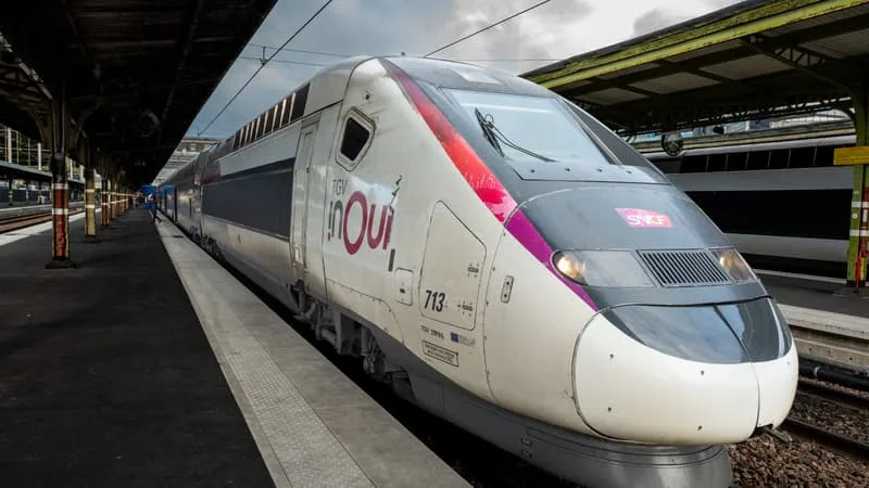 DEUX TGV BLOQUÉS SUR LES VOIES AU NORD DE LYON EN RAISON D’UN PROBLÈME D’ALIMENTATION ÉLECTRIQUE, LES PASSAGERS ÉVACUÉS DES RAMES