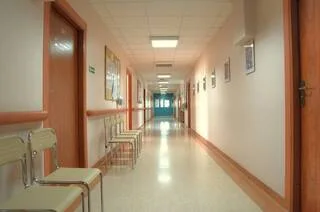COUPS, JETS DE CHAISES, HURLEMENTS… DES INTRUS SÈMENT LA PANIQUE AUX URGENCES DE L’HÔPITAL DE CHAMBÉRY