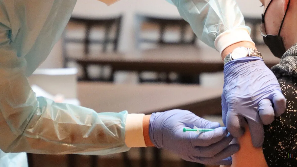 L’IA CONÇOIT UN VACCIN UNIVERSEL QUI RÉUSSIT SES PREMIERS TESTS SUR L’HOMME