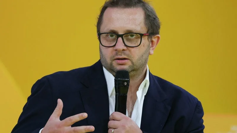 « EST-CE QUE CELA VAUT CET ARGENT-LÀ? »: LE FRANÇAIS OVHCLOUD PRÉPARE SA PROPRE IA « TRÈS EN AVANCE SUR SON TEMPS » ET SON PATRON S’ATTAQUE AUX MILLIARDS DE L’AUTRE FRANÇAIS MISTRAL