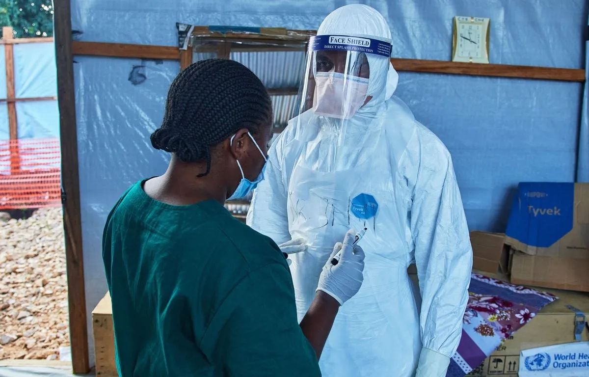 L’ÉPIDÉMIE ACTUELLE D’EBOLA SE PROPAGE PLUS RAPIDEMENT QUE TOUTES LES PRÉCÉDENTES
