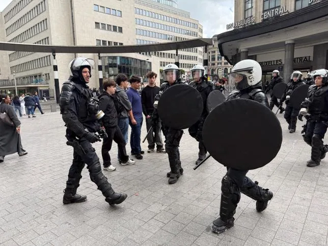 TRAVAILLER PLUS POUR GAGNER LA MÊME CHOSE : ENSEIGNANTS ET ÉLÈVES MANIFESTENT À BRUXELLES