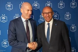 « ON DIRAIT UN GAMIN AU PIED DU SAPIN » : LES RÉACTIONS À L’ARRIVÉE DE ZINÉDINE ZIDANE À LA TÊTE DE L’ÉQUIPE DE FRANCE