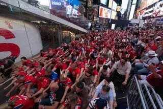 COUPE DU MONDE. À TIMES SQUARE, AU PARLEMENT… L’ICONIQUE « VIKING ROW » NORVÉGIEN DEVENU VIRAL