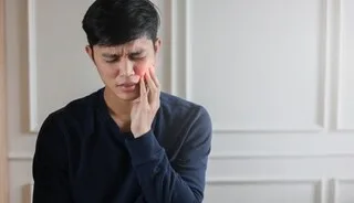 CONTRE LE BRUXISME, QUI VOUS FAIT GRINCER DES DENTS LA NUIT, CETTE ENTREPRISE FRANÇAISE PENSE AVOIR TROUVÉ LA SOLUTION