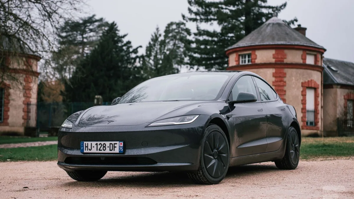 TESLA BAT SON RECORD DE VENTES, MAIS SES PROFITS S’EFFONDRENT : QUE SE PASSE-T-IL ?