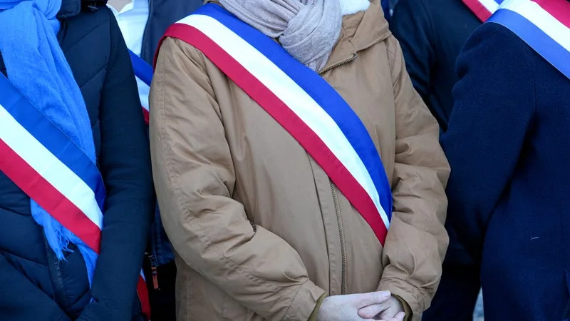 APRÈS LES VIOLENCES DU 17 OCTOBRE, L’ASSOCIATION DES MAIRES DE FRANCE APPELLE AUX RASSEMBLEMENTS DEVANT LES MAIRIES CE LUNDI MIDI