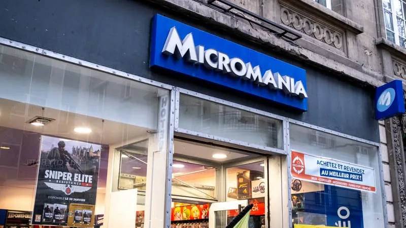 IL A FAIT FORTUNE EN IMPORTANT DES FIGURINES ET MAINTENANT IL S’OFFRE MICROMANIA: QUI EST STEPHAN TÉTRAULT, L’ENTREPRENEUR QUÉBÉCOIS QUI DÉBARQUE SUR LE MARCHÉ FRANÇAIS?