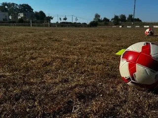 « LA PÉRENNITÉ DE NOTRE SPORT EST EN JEU » : À L’HEURE DE LA REPRISE, CES TERRAINS DE FOOT GRILLÉS AVEC LA SÉCHERESSE