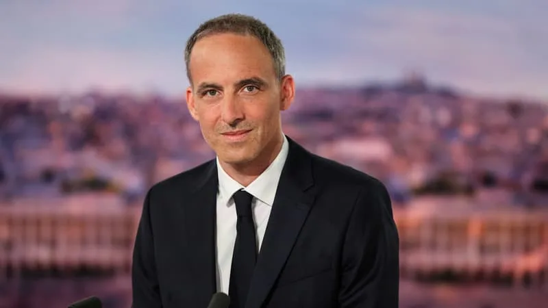 PRÉSIDENTIELLE 2027: RAPHAËL GLUCKSMANN VA « SILLONNER LE PAYS » DURANT « TROIS MOIS » AVANT DE DÉCIDER S’IL SERA CANDIDAT