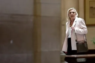 PROCÈS EN APPEL DU RN : LA JUSTICE OUVRE LA PORTE À UNE CANDIDATURE DE MARINE LE PEN MAIS SOUS BRACELET ÉLECTRONIQUE