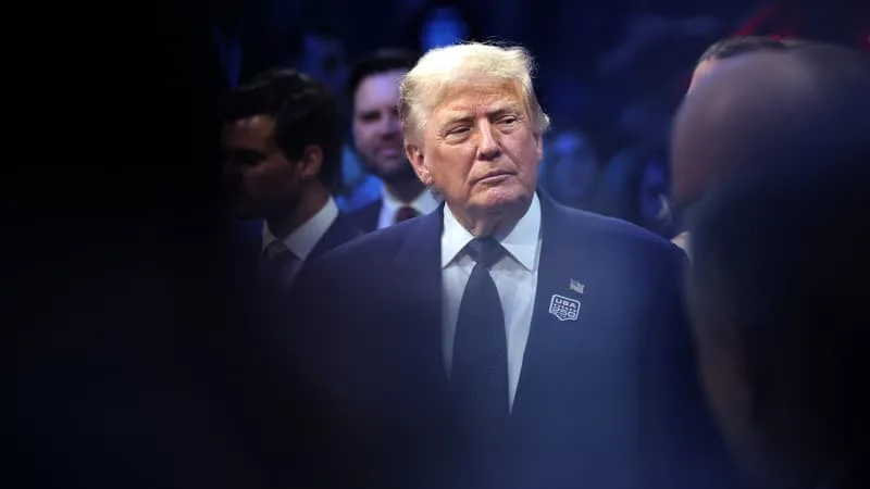 GRACIER DES ENTREPRISES, ÇA N’AVAIT JAMAIS ÉTÉ FAIT AVANT LUI: COMMENT DONALD TRUMP S’INSPIRE D’UN ROI ANGLAIS DU XVIIE SIÈCLE POUR EFFACER LES AMENDES DES SOCIÉTÉS PRIVÉES