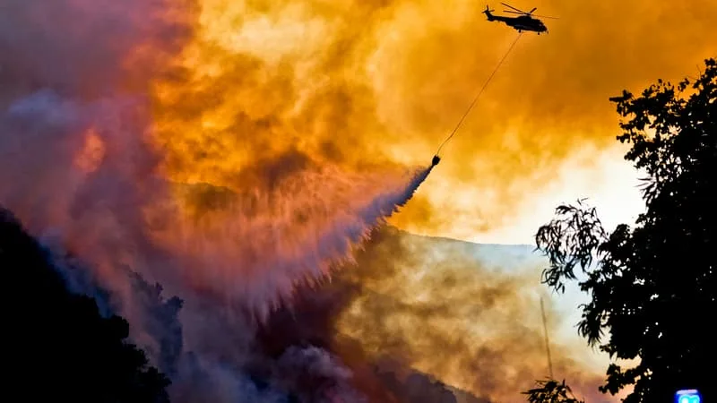 DIRECT. INCENDIES EN FRANCE: LA GIRONDE, LE VAR ET LA CÔTE-D’OR TOUJOURS EN PROIE AUX FLAMMES, 23 DÉPARTEMENTS EN VIGILANCE ORANGE CANICULE