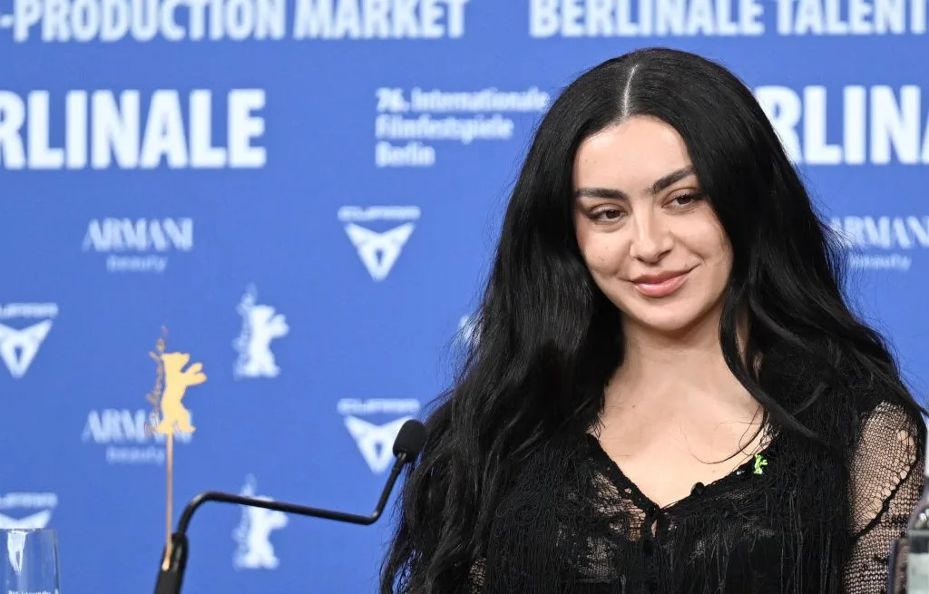 UN PORTRAIT DE CHARLI XCX REJOINT LES COLLECTIONS D’UN CÉLÈBRE MUSÉE LONDONIEN