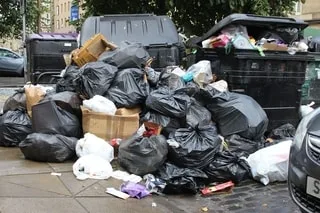 « IL S’EST SENTI UN PEU IDIOT » : UN MAIRE IDENTIFIE L’AUTEUR D’UN DÉPÔT SAUVAGE ET LUI RAPPORTE TOUS SES DÉCHETS