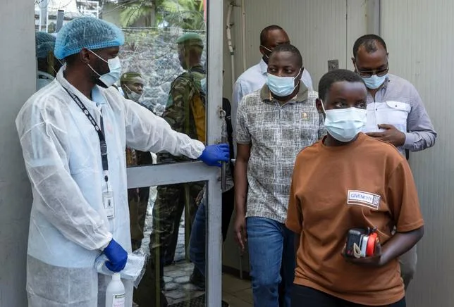 ACCOLADES ET POIGNÉES DE MAIN INTERDITES, L’OUGANDA PREND DES MESURES CONTRE L’EBOLA