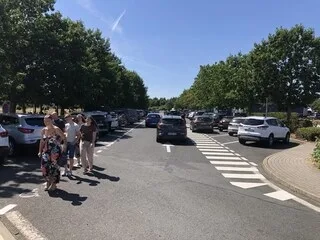 REPORTAGE. « PRÈS DE 5 000 CLIENTS AU BAR » : LA PAUSE DES VACANCIERS SUR UNE AIRE D’AUTOROUTE DU MAINE-ET-LOIRE