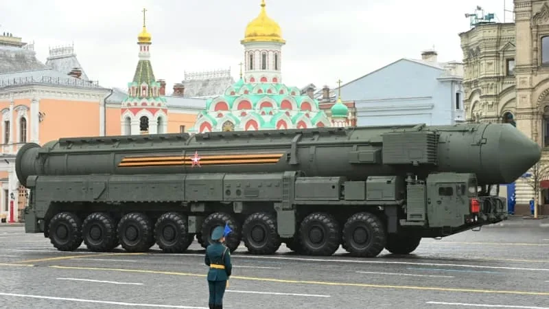 « IL PEUT MENACER LA QUASI-TOTALITÉ DE L’EUROPE »: CAPABLE DE VOLER À PLUS DE 12.000 KM/H, JUSQU’À 5.500 KM… QUELLES SONT LES CAPACITÉS DU MISSILE RUSSE ORECHNIK QUI A FRAPPÉ L’UKRAINE CETTE NUIT?