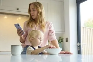 VOICI CE QUI RISQUE D’ARRIVER SI VOUS PASSEZ TROP DE TEMPS SUR VOTRE TÉLÉPHONE DEVANT VOTRE ENFANT
