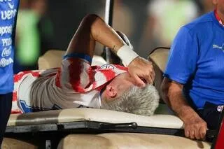 COUPE DU MONDE 2026. INQUIÉTUDE POUR JULIO ENCISO, ÉVACUÉ SUR CIVIÈRE EN LARMES À UNE SEMAINE DES DÉBUTS DU PARAGUAY
